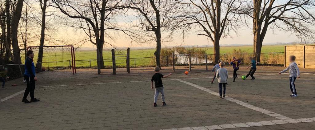 Buitenspelen Cruyff Court Volendam in April