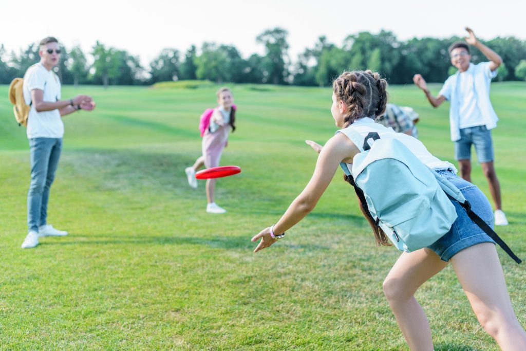 Jongeren spelen in het park met een frisbee